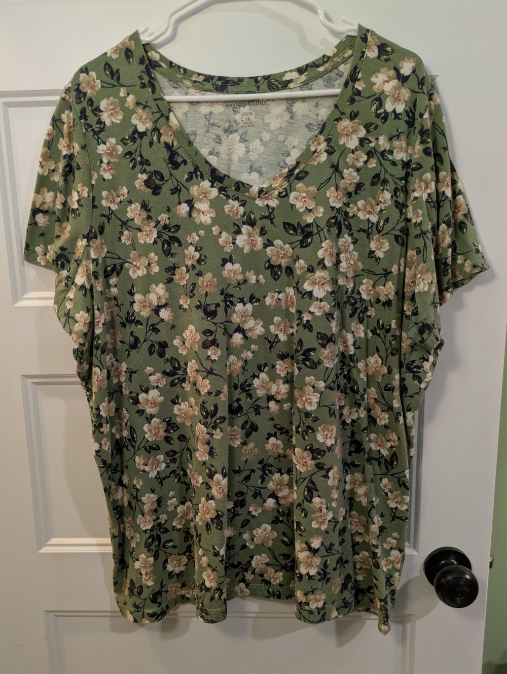 🔴3/$15 Women’s Green Floral V-Neck Top